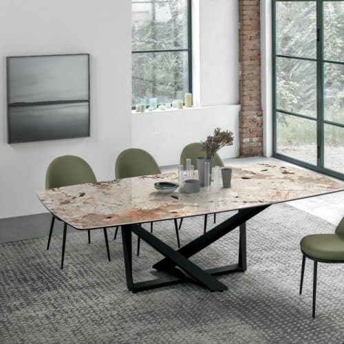 Tavolo in gres PRIAMO con base nera e superficie in pietra naturale, ideale per ambienti moderni e eleganti.
