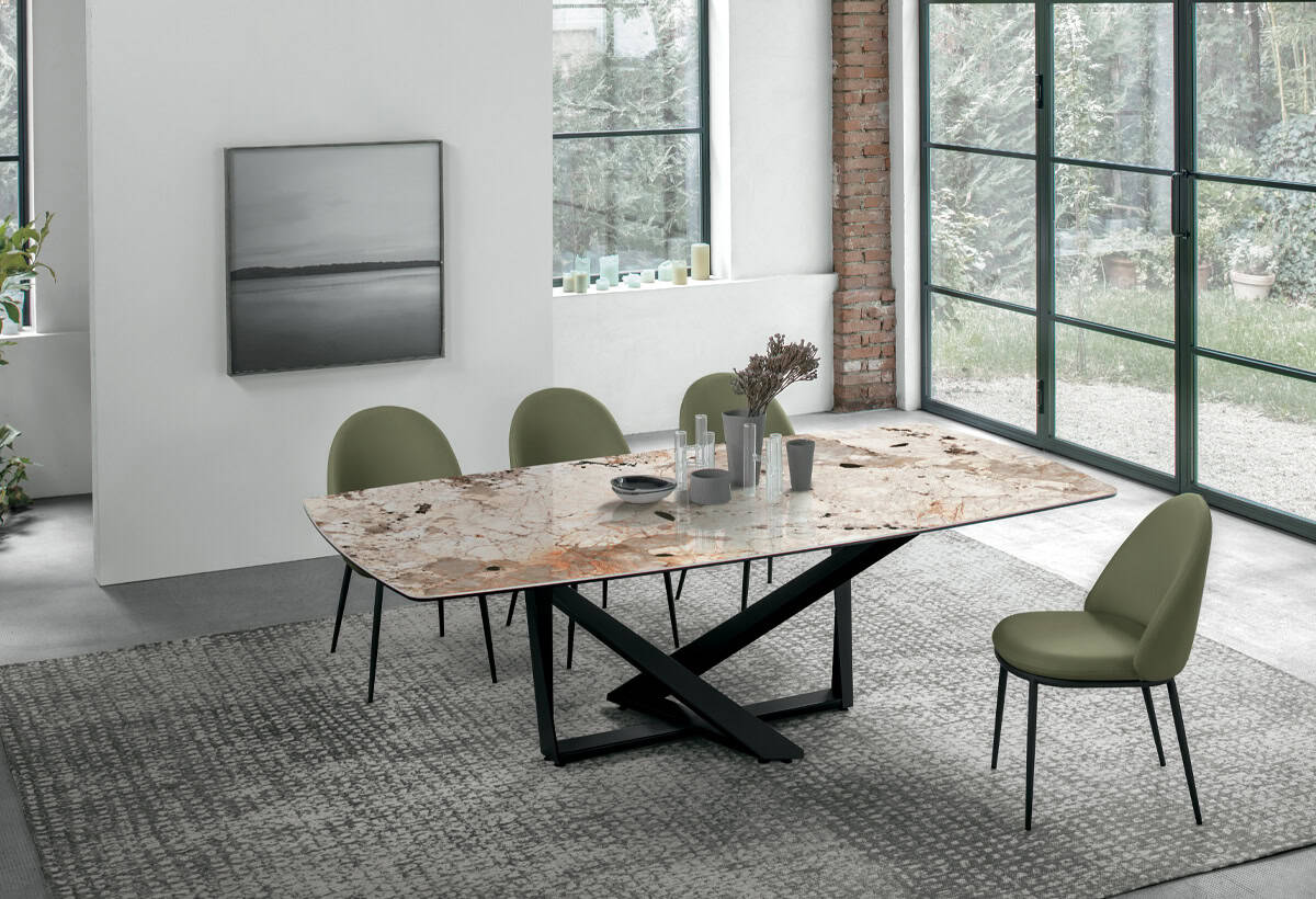 Tavolo in gres PRIAMO con base nera e superficie in pietra naturale, ideale per ambienti moderni e eleganti.