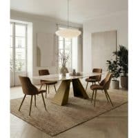 Tavolo in gres Taurus di Alpe Arredi con sedie in stile moderno in una sala da pranzo luminosa e elegante.