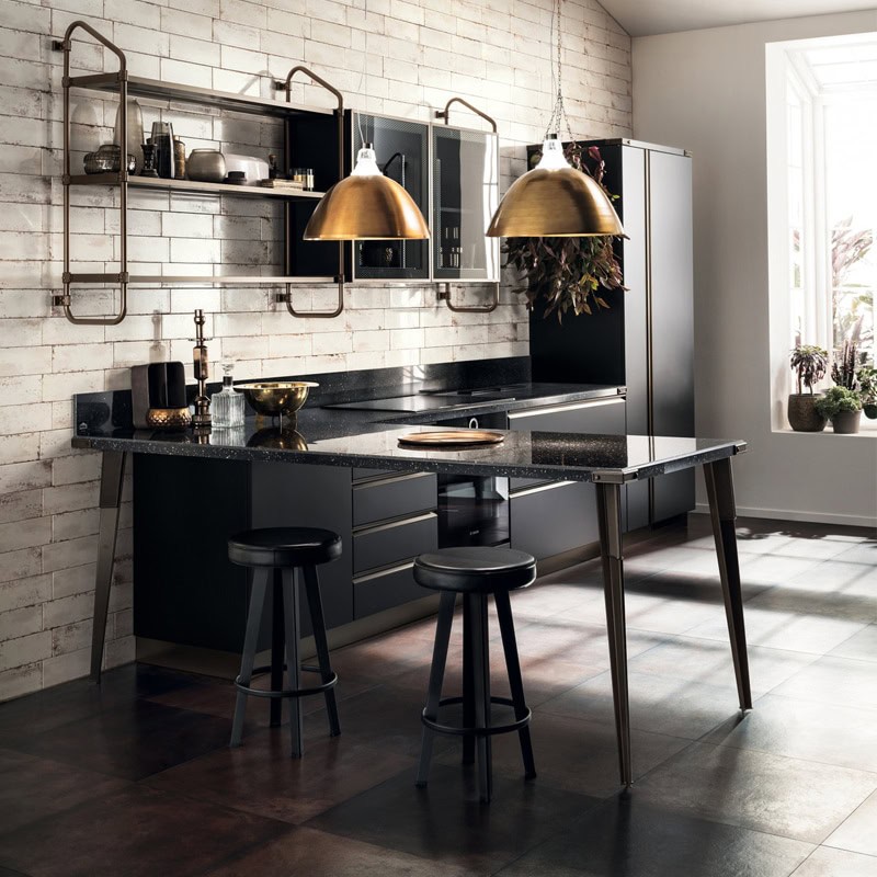 1 Elegant cucina moderna con mobili in legno scuro, isola centrale con piani in granito nero, illuminazione a sospensione in stile industriale, pareti in allure bianco e dettagli di design di alta qualità.