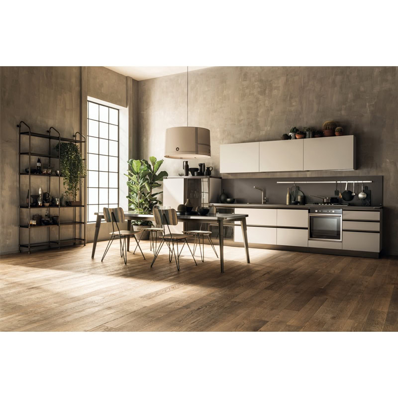 10 Soggiorno moderno con cucina minimal in tonalità neutre, senza maniglie, grande finestra con luce naturale, parquet in legno e decorazioni eleganti.