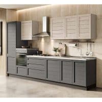 Cucina moderna Alpe Arredi con ante in legno chiaro e dettagli grigi, piano di lavoro spazioso e elettrodomestici integrati.