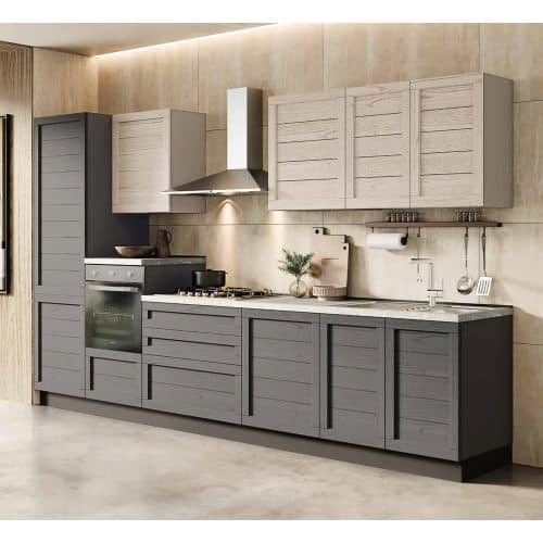 Cucina moderna Alpe Arredi con ante in legno chiaro e dettagli grigi, piano di lavoro spazioso e elettrodomestici integrati.