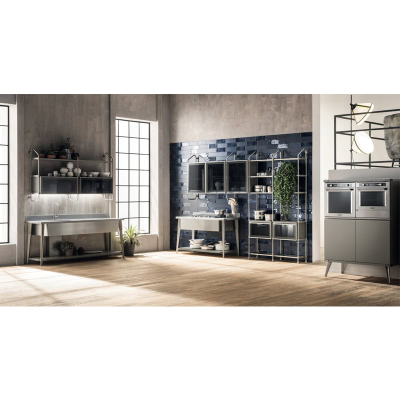 11 Elegante cucina moderna in stile industriale con mobili in acciaio inox, scaffalature aperte e parete in piastrelle blu navy, ambientazione luminosa e raffinata da Alpe Arredi.