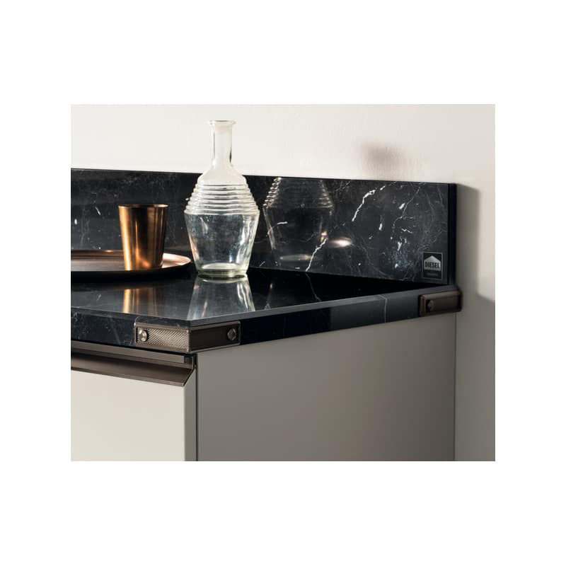 12 Elegante mobile da cucina con top in marmo nero e accessori in rame, design contemporaneo, perfetto per arredi moderni e di qualità.