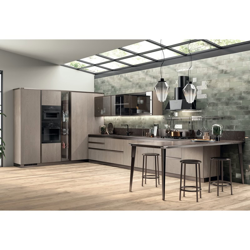 2 Elegante cucina moderna con mobili in legno chiaro, isola centrale e pareti in mattonelle grigie, illuminazione a sospensione e grande finestra sul soffitto.
