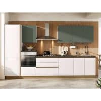 Cucina moderna con ante verde salvia e piano in legno, dotata di forno, cappa e lavello, ambientata in uno spazio luminoso e elegante.