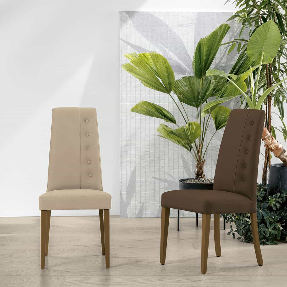 Due sedie BELLINZONA di Alpe Arredi, una beige e una marrone, in un ambiente luminoso con piante verdi e sfondo bianco.