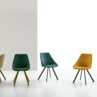 Set di quattro sedie BILBAO colorate in stile moderno, con seduta imbottita e gambe in legno, posizionate su sfondo bianco minimalista.