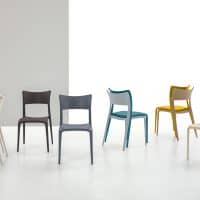 Set di sedie CORDOBA in diversi colori, moderni e eleganti, ideali per ambienti interni contemporanei, in mostra su sfondo bianco.