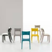 Set di sedie CORDOBA in vari colori, design moderno e versatile, ideale per ambienti interni eleganti e funzionali.