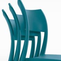 Sedia CORDOBA in plastica blu, design moderno e resistente, ideale per ambienti interni ed esterni, disponibile su Alpe Arredi.