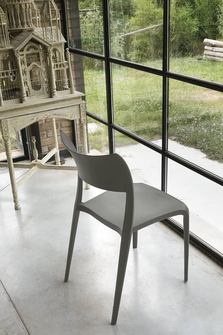 Sedia CORDOBA moderna in ambientazione luminosa con grandi vetrate e vista sul giardino, design elegante e confortevole.
