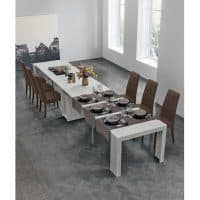 Tavolo da pranzo con sedie in tessuto marrone, set completo per pasti eleganti, ambiente luminoso con grandi finestre e decorazioni minimaliste.