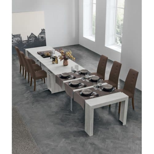 Tavolo da pranzo con sedie in tessuto marrone, set completo per pasti eleganti, ambiente luminoso con grandi finestre e decorazioni minimaliste.