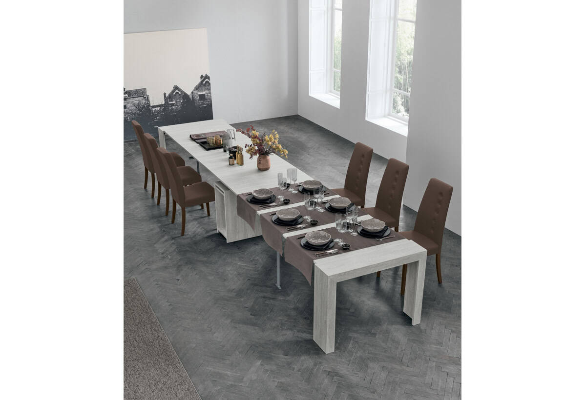 Tavolo da pranzo con sedie in tessuto marrone, set completo per pasti eleganti, ambiente luminoso con grandi finestre e decorazioni minimaliste.