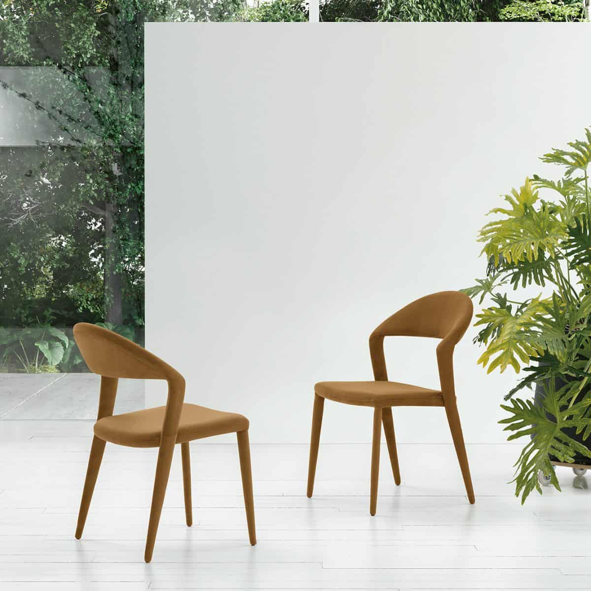 Sedia DENVER in legno con seduta imbottita in tessuto beige, design moderno e elegante, ideale per ambienti interni.