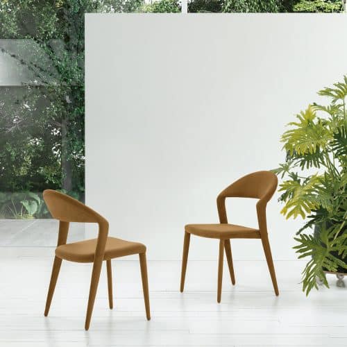 Sedia DENVER in legno con seduta imbottita in tessuto beige, design moderno e elegante, ideale per ambienti interni.