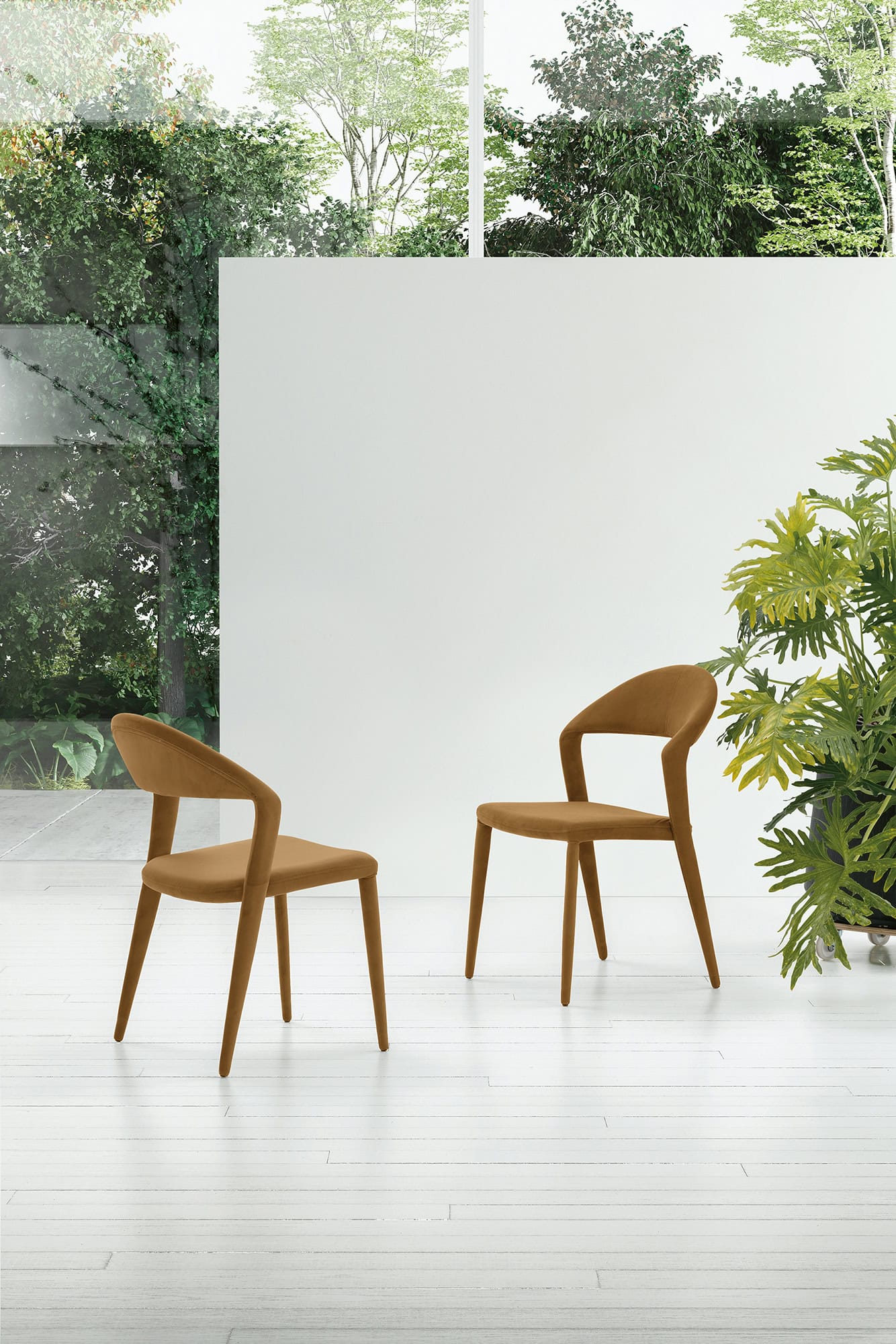Sedia DENVER in legno con seduta imbottita in tessuto beige, design moderno e elegante, ideale per ambienti interni.