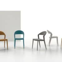 Set di sedie moderne in vari colori, design elegante e minimalista, perfette per ambienti contemporanei.