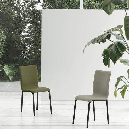 Due sedie moderne GLAMOUR NEW in tonalità verde oliva e beige, sfondo bianco e piante, stile minimalista per interni contemporanei.