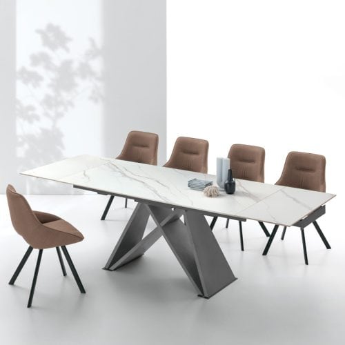 Tavolo moderno DELTA con piano in marmo bianco e base in metallo, ideale per sale riunioni eleganti e funzionali.