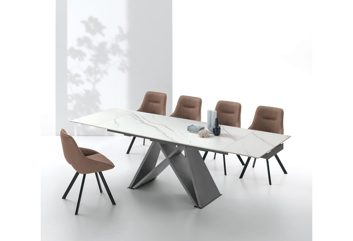 Tavolo moderno DELTA con piano in marmo bianco e base in metallo, ideale per sale riunioni eleganti e funzionali.
