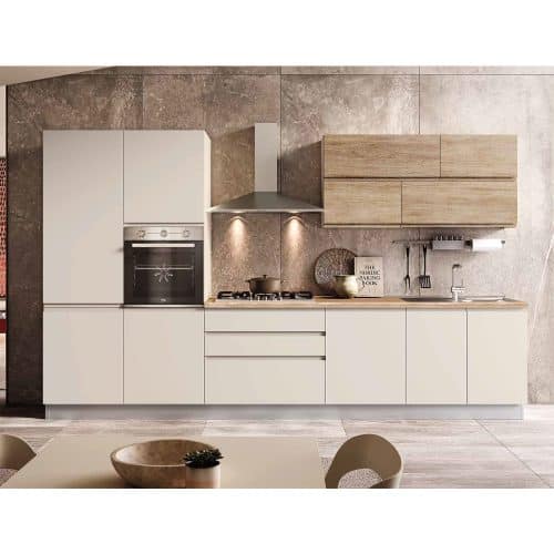 Cucina moderna con ante bianche e pensili in legno, piano in legno chiaro, dotata di forno, piano cottura e lavello, ideale per ambienti contemporanei.