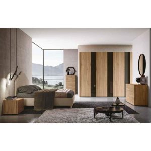 Moderno design di camera da letto con mobili in legno naturale e ampie vetrate che offrono una vista panoramica sulle montagne e sul lago. Arredamento elegante e funzionale, perfetto per ambienti di alta qualità.