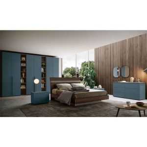 Elegante camera da letto moderna con mobili su misura in stile minimalista, armadio spazioso, comò blu, e accogliente atmosfera con ampie vetrate che offrono una vista naturale.