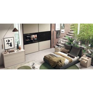 Elegante camera da letto moderna con mobili Alpe Arredi, letto basso, armadio a tre ante e complementi di design in tonalità neutre, arricchita da elementi verdi e naturali.