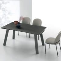 Tavolo GIOVE in stile moderno con sedie imbottite in un ambiente luminoso e minimalista, perfetto per la zona pranzo.