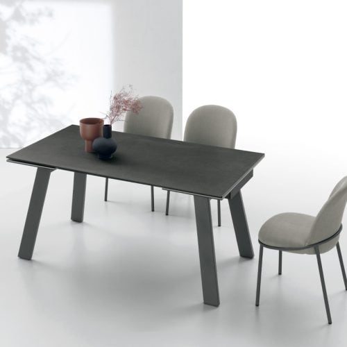 Tavolo GIOVE in stile moderno con sedie imbottite in un ambiente luminoso e minimalista, perfetto per la zona pranzo.