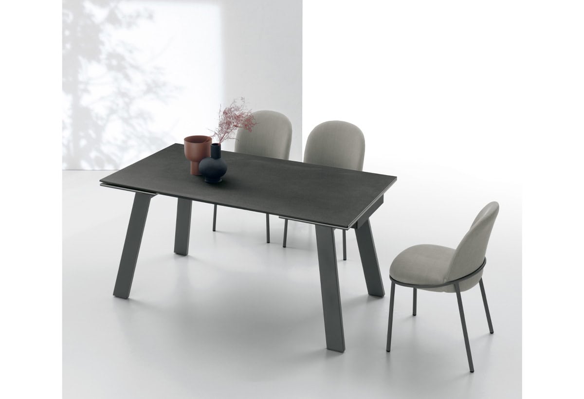 Tavolo GIOVE in stile moderno con sedie imbottite in un ambiente luminoso e minimalista, perfetto per la zona pranzo.