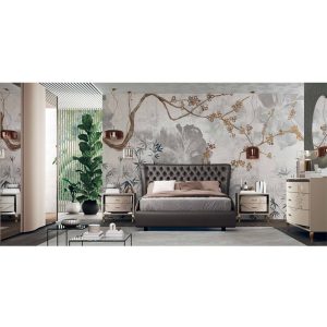 Elegante camera da letto con arredi moderni e dettagli raffinati, parete decorativa con elementi naturali e conifere, creando un ambiente accogliente e di stile distintivo.