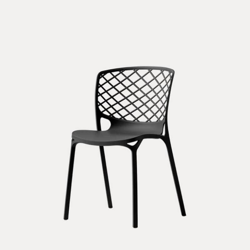 2 Elegante sedia moderna in plastica nera con schienale a rete intrecciata, perfetta per arredare ambienti interni contemporanei e spaziosi. Design innovativo e comfort assicurato.