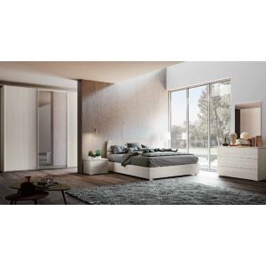 Elegante camera da letto moderna con grandi finestre che offrono vista sulla natura, mobili in stile minimalista e atmosfera di relax, perfetta per ambienti di alta qualità e design residenziale.