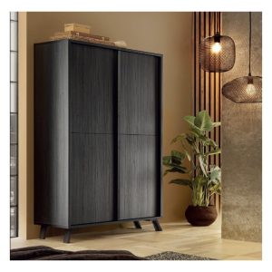 Elegante armadio in legno scuro con pannelli scorrevoli, perfetto per arredi moderni e minimalisti, disponibile da Alpe Arredi.