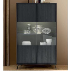 Armadio moderna in legno scuro con ante scorrevoli e ripiano in vetro, perfetto per arredi eleganti e funzionali. Ideale per arredare soggiorno o sala da pranzo con stile.
