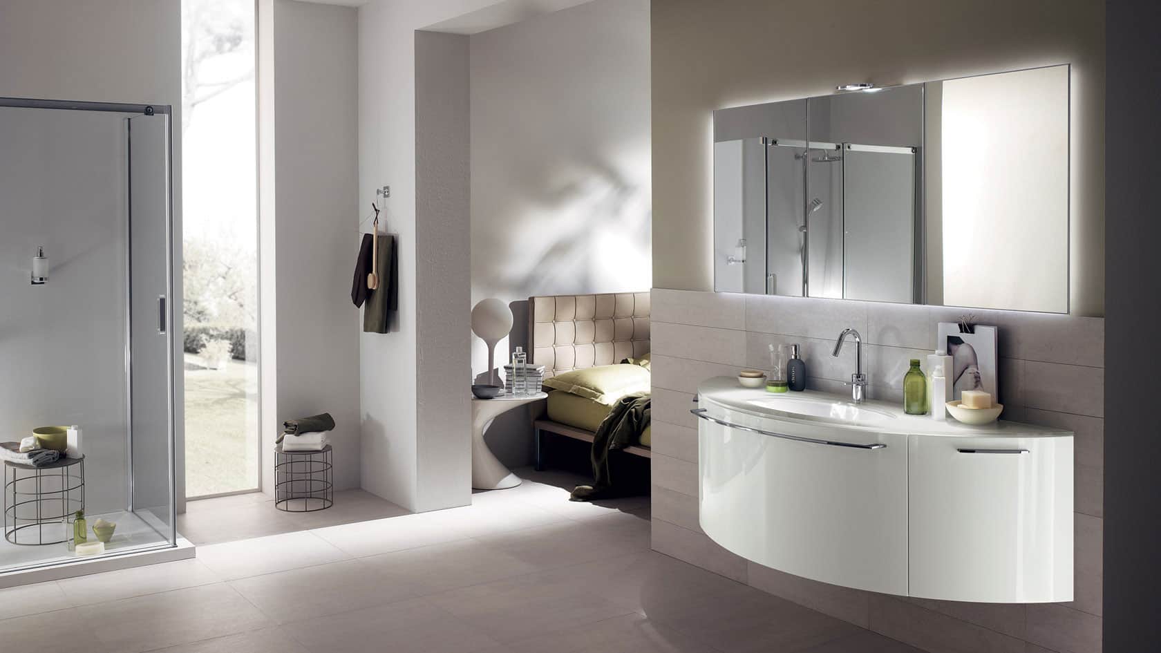 519_n_03 Line 1: Arredo bagno moderno con lavabo sospeso e specchio illuminato, design elegante per spazi contemporanei.