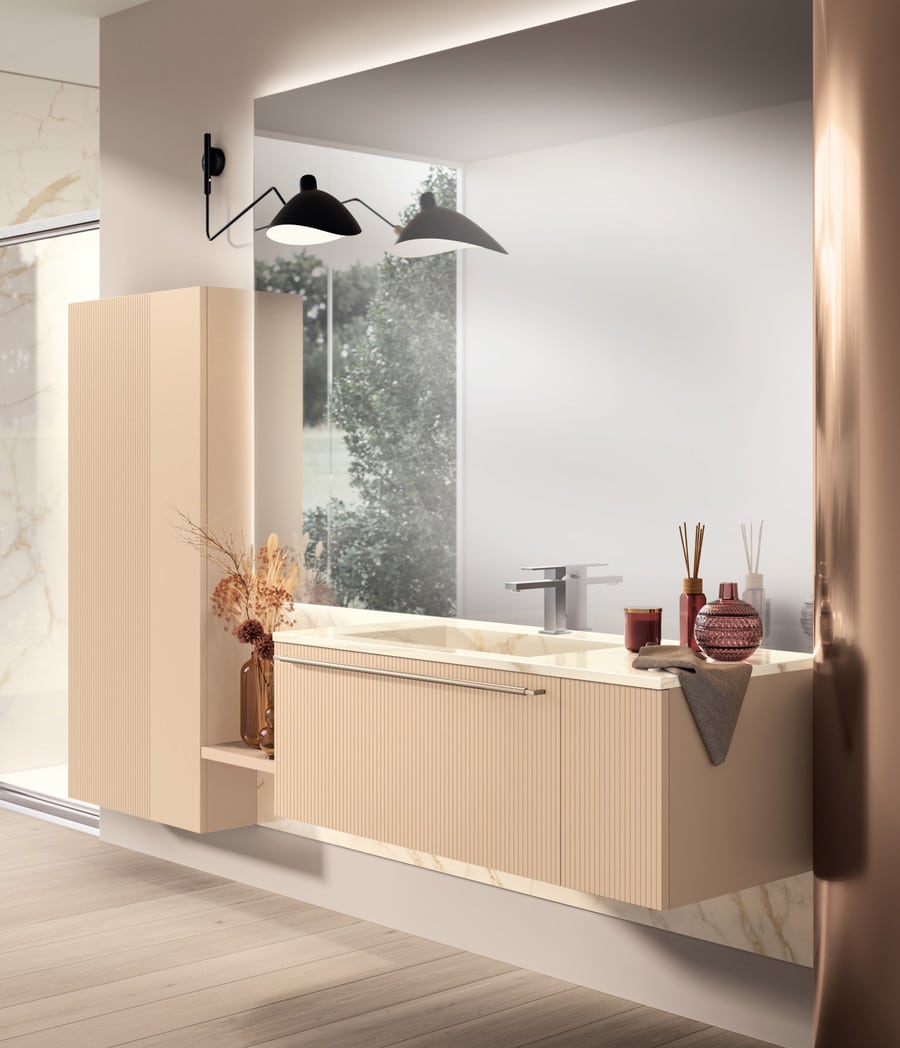 AQUO_pag_12 Elegantissimo mobile bagno in stile moderno con finiture in legno chiaro, lavabo in marmo, decorazioni di design e illuminazione sofisticata, perfetto per arredamenti di lusso.