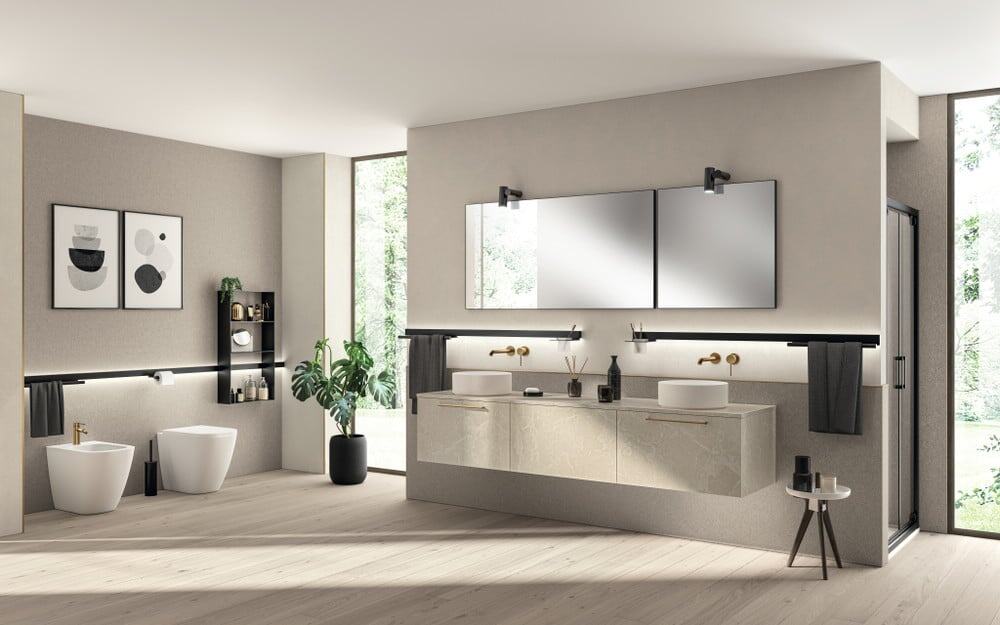 AQUO_pag_34_35 Elegante bagno moderno con lavabo sospeso, specchi, bidet e WC in ceramica bianca, illuminazione a LED e decorazioni minimaliste, ambientazione luminosa e di design.