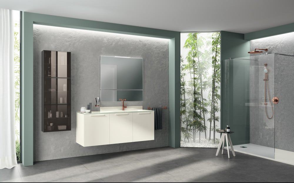 AQUO_pag_42_43 Elegante mobile bagno sospeso bianco con specchio grande, ambiente moderno con pareti grigie e bagno a vista con doccia walk-in e pareti rigogliose di piante verdi.