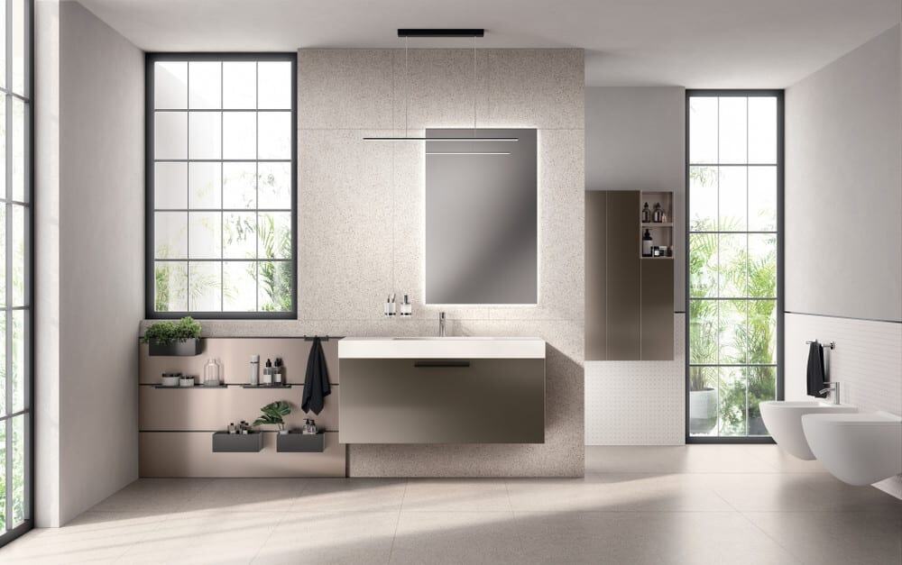 AQUO_pag_48_49 Elegante mobile bagno sospeso in finitura neutra con grande specchio e accessori in stile minimalista, perfetto per arredi moderni dal design essenziale.