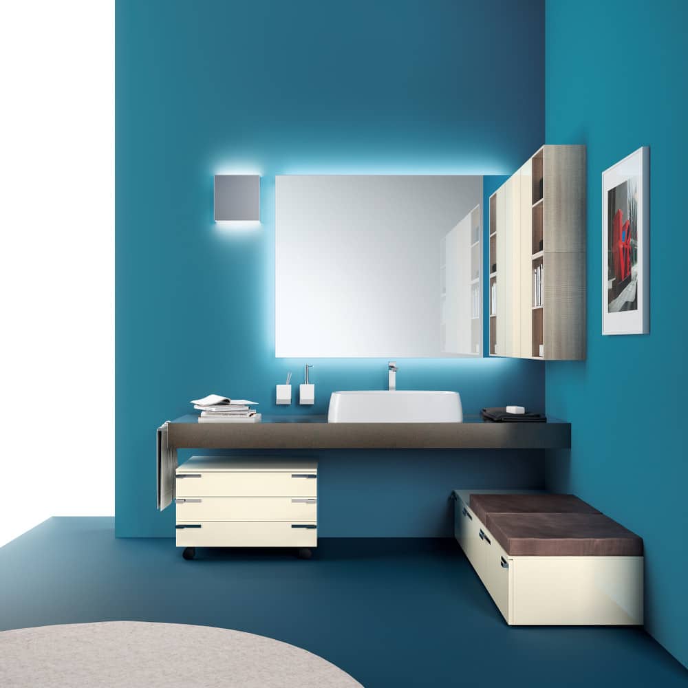 aquo_pag_224 Lussuoso bagno moderno con mobili in legno e parete blu, grande specchio e illuminazione led, arredamento elegante e funzionale di Alpe Arredi.