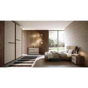 Elegante camera da letto moderna con mobili in legno e tonalità neutre, grande finestra con vista sul giardino, atmosfera rilassante e raffinata.