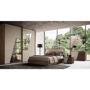 Elegante camera da letto moderna con mobili in legno naturale e grandi pareti di vetro che offrono vista sul giardino e natura circostante. Arredamento di alta qualità e design minimalista di Alpe Arredi.