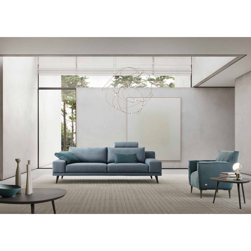 1 Elegante soggiorno moderno con divano e poltrona in tessuto azzurro, decorazioni minimal e ampie finestre che lasciano entrare molta luce naturale.