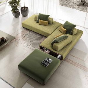 Divano moderno in tessuto verde oliva con cuscini coordinati, arredamento di design per soggiorno elegante, grande finestra con vista luminosa, stile contemporaneo, elementi di decorazione minimalista.