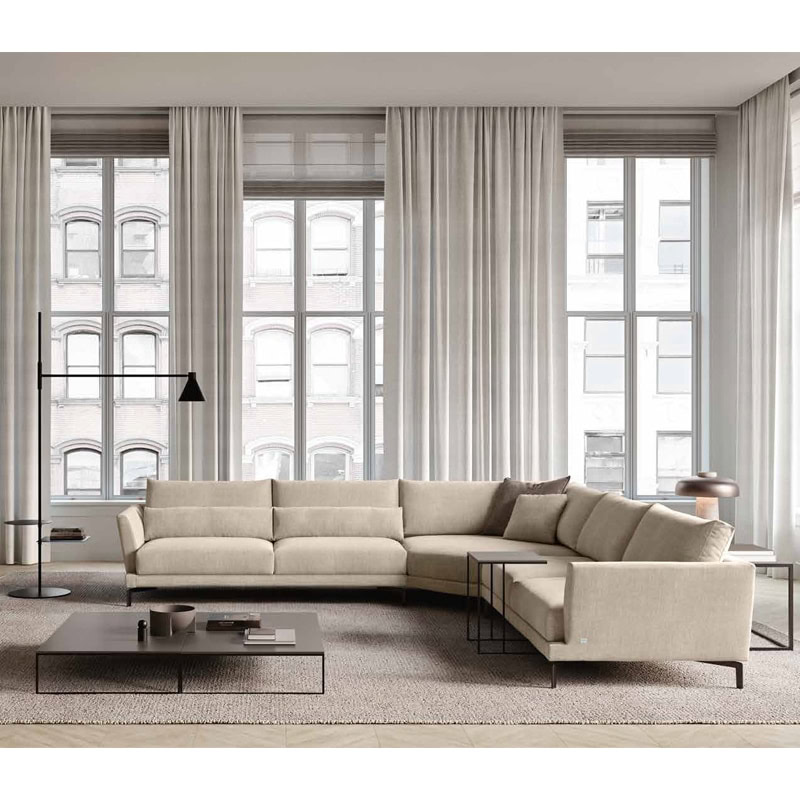 1 Elegante divano angolare in tessuto beige con cornice moderna, grandi finestre con tende bianche, ambientazione raffinata per arredamento di interni di lusso.
